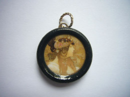 Pendentif Artisanal Rond En Papier Maché Noir Décor Femme Art Nouveau De Mucha Fait Main - Pendants