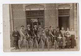 18 - AMAY (?) - Groupe De Cyclistes Devant Un Café-garage (?) - Cycles BURY - Amay