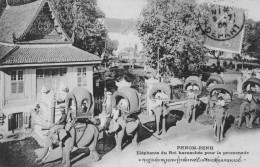 PHNOM-PENH - Eléphants Du Roi Harnachés Pour La Promenade - Cambodge