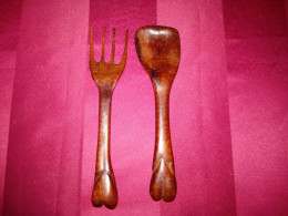 COUVERTS A SALADE- MANCHE SCULPTE  EN BOIS SOMBRE ET LOURD -  * ORIGINE AFRIQUE JE PENSE - Spoons