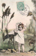 ENFANTS - Portrait D'un Bébé Jouant Avec Une Cigogne - Colorisé - Carte Postale Ancienne - Abbildungen