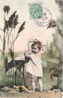 ENFANTS - Portrait D'un Bébé Jouant Avec Une Cigogne - Colorisé - Carte Postale Ancienne - Ritratti