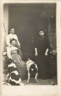 CARTE PHOTO - Des Femmes Prises En Photo Sur Le Pas De Leur Porte Avec Leurs Chiens  - Carte Postale Ancienne - Photographie