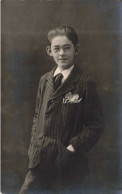 CARTE PHOTO - Un Jeune Homme Avec Des Lunettes - Carte Postale Ancienne - Fotografie