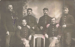 CARTE PHOTO - Des Soldats En Uniforme Autour D'une Table - Carte Postale Ancienne - Fotografie