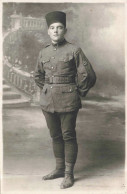 PHOTOGRAPHIE - Un Soldat Dans Le Jardin - Carte Postale Ancienne - Fotografie