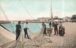 FRANCE - Trouville - Pêcheurs Réparant Leurs Filets - Colorisé - Carte Postale Ancienne - Trouville