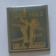 Pin's  Ville, Sport  Volleyball  1962 - 1992  F.L.L  AGDE  ( 34 ) - Voleibol