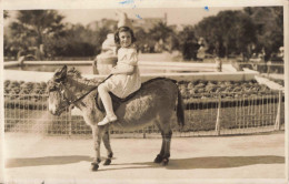 CARTE PHOTO - Une Petite Fille Sur Un Poney - Carte Postale Ancienne - Photographie
