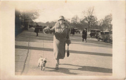 CARTE PHOTO - Une Femme Promenant Son Chien Dans La Rue - Carte Postale Ancienne - Fotografie