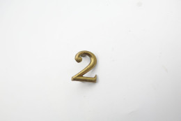 Militaria - INSIGNIA : Regiment Mark : 2 - Brass Number - Uniform - Andere & Zonder Classificatie