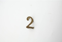 Militaria - INSIGNIA : Regiment Mark : 2 - Brass Number - Uniform - Autres & Non Classés