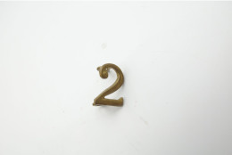 Militaria - INSIGNIA : Regiment Mark : 2 - Brass Number - Uniform - Andere & Zonder Classificatie