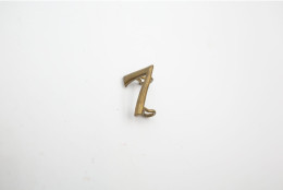 Militaria - INSIGNIA : Regiment Mark : 7 - Brass Number - Uniform - Sonstige & Ohne Zuordnung