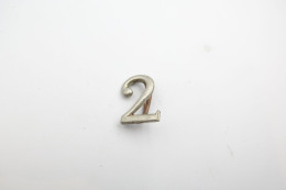 Militaria - INSIGNIA : Regiment Mark : 2 - Brass Number Nickle Plated - Uniform - Sonstige & Ohne Zuordnung