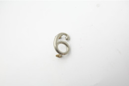 Militaria - INSIGNIA : Regiment Mark : 6 / 9 - Brass Number Nickle Plated - Uniform - Andere & Zonder Classificatie