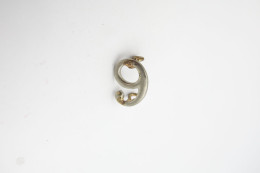 Militaria - INSIGNIA : Regiment Mark : 6 / 9 - Brass Number Nickle Plated - Uniform - Other & Unclassified
