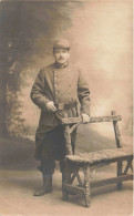 PHOTOGRAPHIE - Un Soldat S'appuyant Sur Le Banc - Carte Postale Ancienne - Fotografie