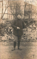 PHOTOGRAPHIE - Un Homme Dans La Cour - Carte Postale Ancienne - Photographs