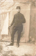 PHOTOGRAPHIE - Un Soldat Tenant Un Bâton - Carte Postale Ancienne - Fotografie