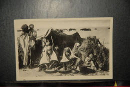 CP, MAROC, Scenes Et Types Preparation Du Couscous MAROC - Colecciones Y Lotes