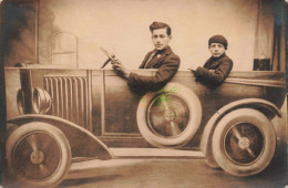 PHOTOGRAPHIE - Automobile - Jeunes Hommes - Carte Postale Ancienne - Photographie