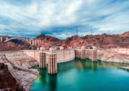 1 AK USA / Arizona Und Nevada * Der Hoover Dam Er Liegt Auf Der Grenze Zwischen Den Bundesstaaten Nevada Und Arizona * - Autres & Non Classés