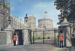 AK 164561 ENGLAND - Windsor Castle - Sentries At The Gates - Windsor