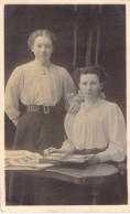 Photographie - Deux Femmes Dont Une Avec Un Album De Cartes Postales  - Carte Postale Ancienne - Photographie