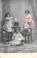 Fantaisie - Trois Fillettes Qui Font Des Bétises - Jeux - Carte Postale Ancienne - Grupo De Niños Y Familias