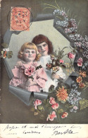 Fantaisie - Deux Filles Avec Bouquets De Fleurs Et Cadre Fleuri - Carte Postale Ancienne - Grupo De Niños Y Familias