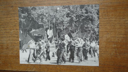Grande Photo De La Guerre 1939 -1945 ( 20,5 X 15 Cm ) La Résistance Dans Paris Avec Des Prisonniers - Krieg, Militär