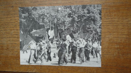 Grande Photo De La Guerre 1939 -1945 ( 20,5 X 15 Cm ) La Résistance Dans Paris Avec Des Prisonniers - War, Military