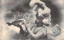 Fantaisie - 1er Avril - Femme Avec Un Grand Chapeau à Plumes Tenant Un Poisson - Carte Postale Ancienne - 1er Avril - Poisson D'avril