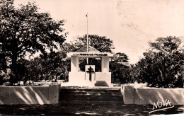 19643  KAOLACK   Monument De La Résistance   ( Croix De Lorraine )    ( 2 Scans)  SENEGAL - Sénégal