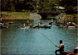 20-9-2023 (1 U 36) Papua New Guinea - Fisherman In Madang Harbour - Papua New Guinea