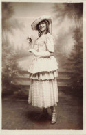 PHOTOGRAPHIE - Une Femme élégante Tenant Une Fleur - Carte Postale Ancienne - Fotografie
