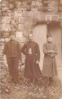 MILITARIA - Trois Soldats Avec Des Uniformes Différents  - Carte Postale Ancienne - Personajes