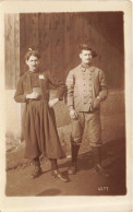 MILITARIA -  Deux Soldats Avec Des Uniformes Différents  - Carte Postale Ancienne - Characters