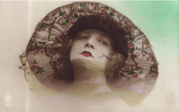 PHOTOGRAPHIE -  Une Femme Portant Un Chapeau Fleuri -  Colorisé - Carte Postale Ancienne - Fotografie
