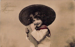 FETE - Bonne Année - Fantaisie - Enfant Avec Un Grand Chapeau En Paille - Carte Postale Ancienne - New Year