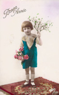 FETE - Bonne Année - Fantaisie - Petite Fille Sur Un Tapis Avec Fleurs A La Main - Carte Postale Ancienne - Año Nuevo