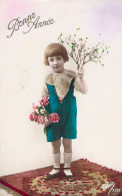 FETE - Bonne Année - Fantaisie - Petite Fille Sur Un Tapis Avec Fleurs A La Main - Carte Postale Ancienne - Nouvel An