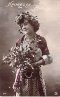 FETE - Bonne Année - Fantaisie - Femme Avec Un Bouquet Et Boule De Gui En Couronne - Carte Postale Ancienne - Año Nuevo