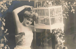 MODE - Véra Ledot - Cage à Oiseaux -  Carte Postale Ancienne - Moda