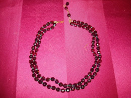 Collier Ras De Cou Double Rang Vintage -perles Verre Multifacettes Rouges A Reflets - Années Avant 1970 - Collane/Catenine