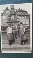 Obernai , Carte Photo Groupe Devant Le Puits  ,1933 - Obernai