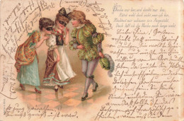 ENFANTS - Des Enfants Dans Un Salle De Bal Déguisés - Carte Postale Ancienne - Gruppen Von Kindern Und Familien