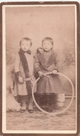 PHOTOGRAPHIE - Petite Photo 6.5x105.5 Cm - Portrait D' Enfants Avec Cerceau - Anonieme Personen