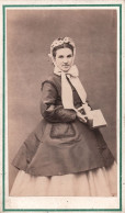 PHOTOGRAPHIE - Petite Photo 6.5x105.5 Cm - Portrait D'une Femme Avec Robe Volumineuse Et Foulard Noeud - Anonieme Personen